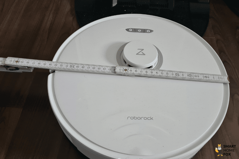 Roborock S8 измеряется линейкой.